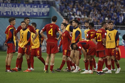 Los jugadores españoles, tras el final del partido en la derrota frente a Japón.