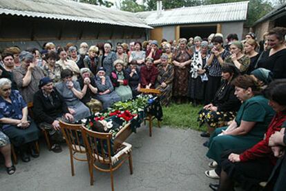 Familiares y vecinos velan el cuerpo de Teimuraz Morgoyev, un ni?o de ocho a?os muerto durante el secuestro en la escuela de Besln.