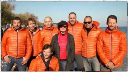 La actriz Susan Sarandon con los bomberos españoles en Lesbos en diciembre de 2015.