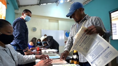 Un hombre vota en las elecciones legislativas en Colombia, el pasado 13 de marzo.