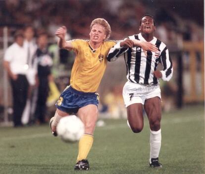 Stefan Schwarz y Hernán Medford, en Italia 90.