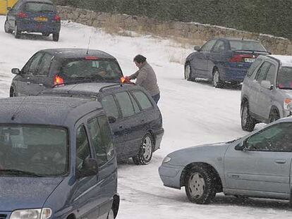 Varios coches atrapados en la carretera M-607, en el pueblo de Navacerrada.