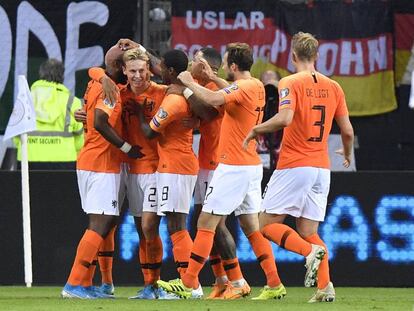 Los jugadores holandeses celebran ante Marco Reus.