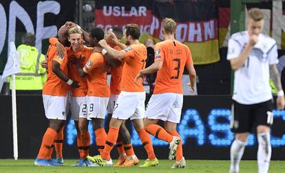 Los jugadores holandeses celebran ante Marco Reus.