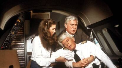 El piloto del vuelo 209 de Trans American se desmorona. Empiezan los problemas en 'Aterriza como puedas' (1980). 