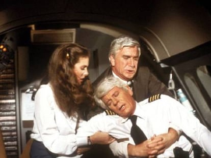 El piloto del vuelo 209 de Trans American se desmorona. Empiezan los problemas en 'Aterriza como puedas' (1980).