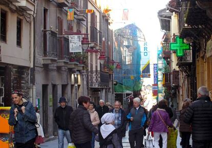 Banderas independentistas catalanas en el centro de Hernani (Gipuzkoa).