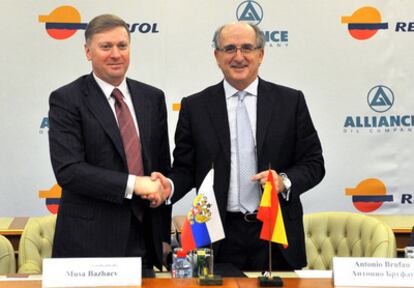 El Presidente Ejecutivo de Repsol, Antonio Brufau (derecha) y el Presidente de Alliance Group, Musa Bazhaev, durante la firma del acuerdo.