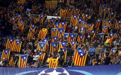 Els aficionats mostren estelades durant un partit del Barça.