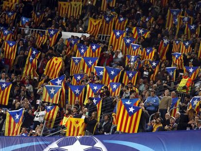 Los aficionados muestran 'esteladas' durante un partido del Barça.