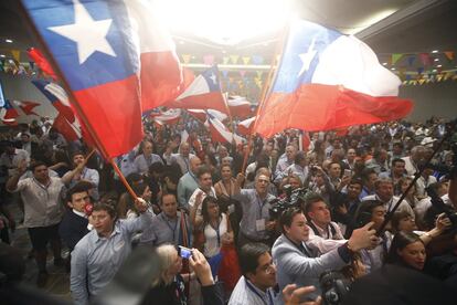 Simpatizantes del expresidente de Chile y candidato presidencial de la coalición Chile Vamos, Sebastián Piñera esperan los resultados del escrutinio en Santiago.