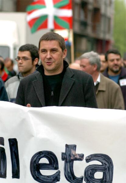 Arnaldo Otegi, en cabeza de la manifestación de Batasuna en Vitoria.