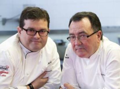 Fotografía facilitada por el restaurante Casa Gerardo, de Marcos (i) y Pedro Morán, quinta y cuarta generación al frente de este establecimiento, con una estrella Michelin y tres soles Repsol en Prendes (Asturias). Marcos reconoce, en una entrevista con EFE, que le gustaría ganar la segunda estrella para su padre, al que agradece su "tremenda generosidad".