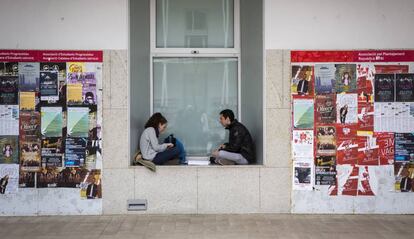 Estudiantes, ambiente en el campus de la Universidad Pompeu Fabra, Barcelona.