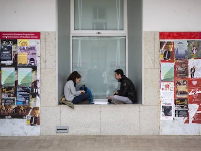 Estudiantes, ambiente en el campus de la Universidad Pompeu Fabra, Barcelona.