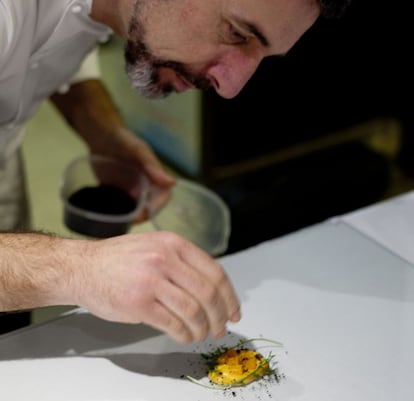 El cocinero Pepe Solla, de Casa Solla, en Poio (Pontevedra), preparando un plato