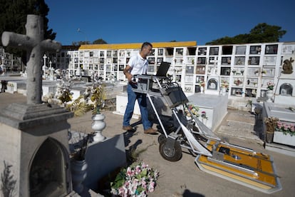Investigadores de la Unidad de Geodetección de la Universidad de Cádiz, durante los trabajos de mapeo de fosas comunes de la Guerra Civil en el cementerio de la localidad gaditana de El Puerto de Santa María.