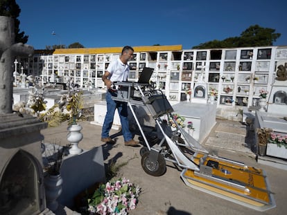 Investigadores de la Unidad de Geodetección de la Universidad de Cádiz, durante los trabajos de mapeo de fosas comunes de la Guerra Civil en el cementerio de la localidad gaditana de El Puerto de Santa María.