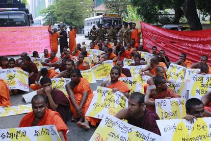 Un grupo de budistas protestan frente a un centro universitario en Colombo, capital de Sri Lanka, por las medidas educativas del Gobierno.