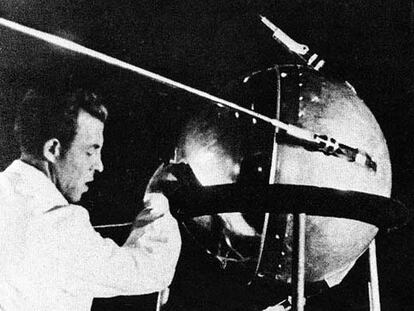 Un técnico trabajando en el <i>Sputnik 1</i> antes de su lanzamiento en 1957.