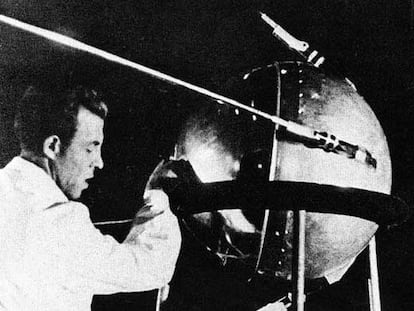 Un técnico trabajando en el <i>Sputnik 1</i> antes de su lanzamiento en 1957.