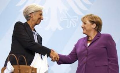 La canciller alemana Angela Merkel (der) saluda a la directora gerente del Fondo Monetario Internacional, Christine Lagarde. EFE/Archivo