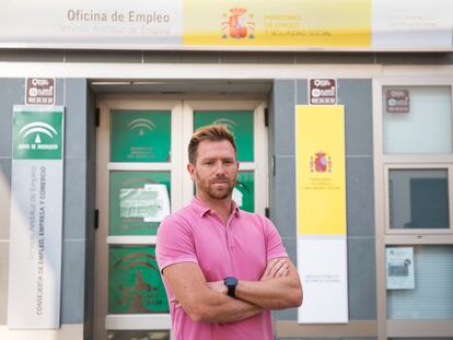 Jesús Durán, funcionario del SEPE, en la oficina de Álora (Málaga), en la que trabaja.