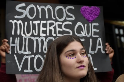 Una joven participaba en los actos del Día Internacional de la Mujer, este viernes en Oviedo.