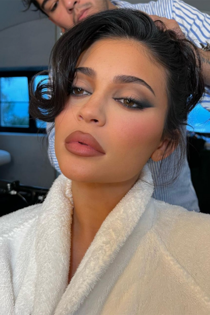 Pero no podemos olvidar que una de las precursoras fundamentales de esta tendencia fue Kylie Jenner. Que con sus famosos lip kits dejó clara la importancia de un buen perfilado a la hora de maquillar los labios y los convirtió en un auténtico éxito de ventas allá por 2017.