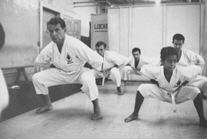 Milos Forman practicando karate en Nueva York.