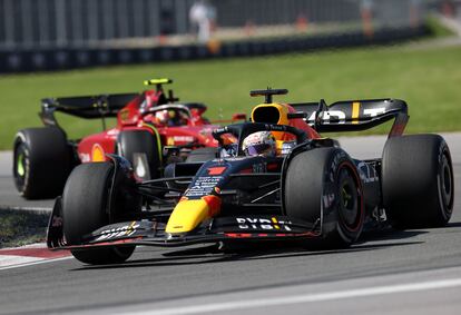 Max Verstappen por delante de Carlos Sainz, en el Gran Premio de Canadá de este domingo.