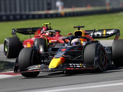 Max Verstappen por delante de Carlos Sainz, en el Gran Premio de Canadá de este domingo.