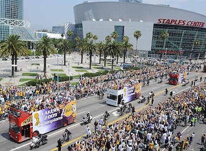 Miles de aficionados se reunen en las cercanías del Staples Center para ver de cerca a las estrellas de los Lakers, campeones de la NBA.