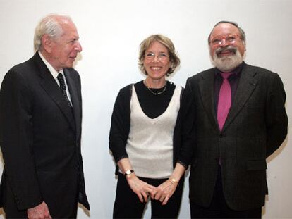 Catherine Camus, entre Jean Daniel (a la izquierda) y Fernando Savater.