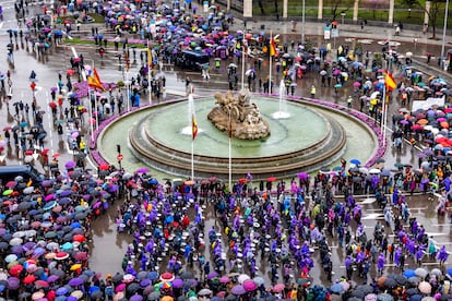 Centenares de personas pasan junto a la Diosa Cibeles durante la manifestación por el Día Internacional de la Mujer en Madrid.
