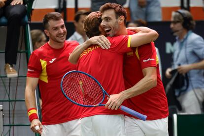 Ferrer se abraza con Granollers ante la mirada de Martínez.