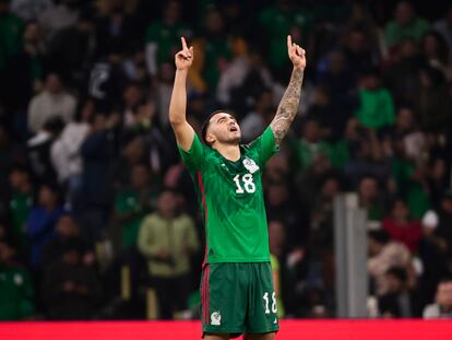 Luis Chávez, jugador de la selección mexicana, celebra su gol contra Honduras.