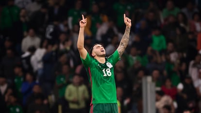 Luis Chávez, jugador de la selección mexicana, celebra su gol contra Honduras.