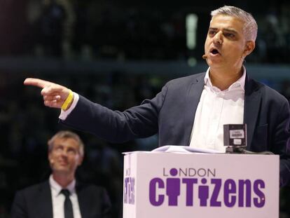 Los candidatos a alcalde, Sadiq Khan, en primer plano, y Zac Goldsmith. 