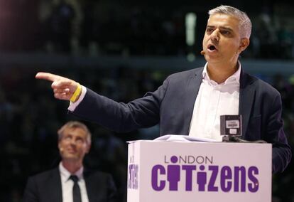 Los candidatos a alcalde, Sadiq Khan, en primer plano, y Zac Goldsmith. 