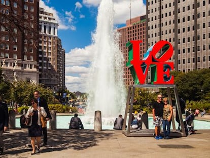 La icónica escultura de Robert Indiana que representa la palabra 'love', junto al ayuntamiento de Filadelfia.