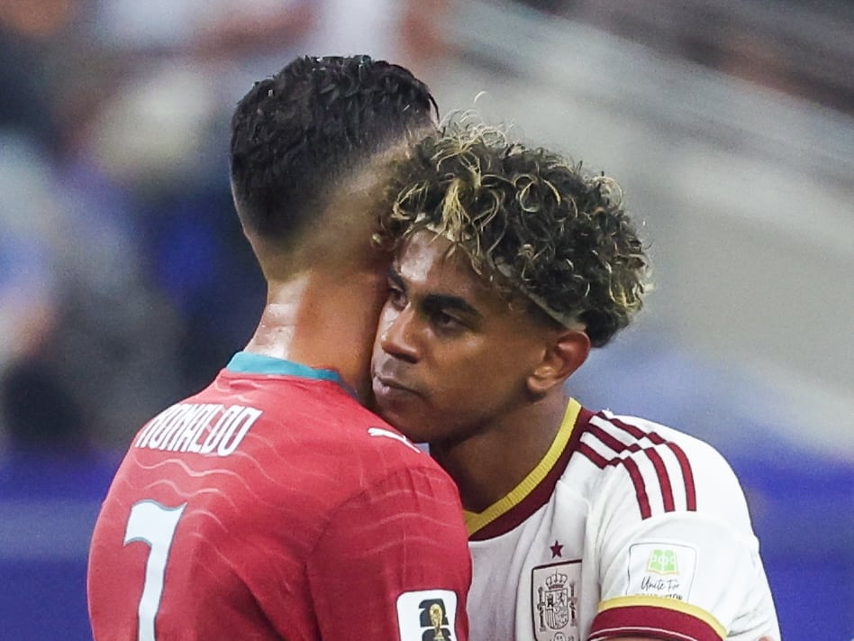 Lamine Yamal consuela a Cristiano Ronaldo tras la derrota de Portugal frente a España en octavos. 