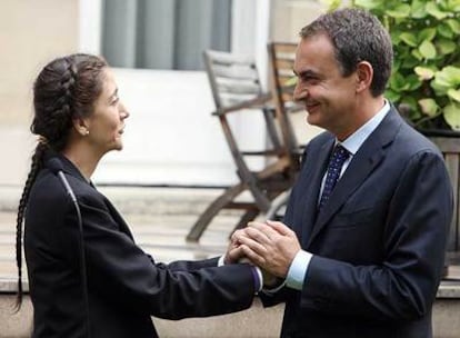 José Luis Rodríguez Zapatero estrecha las manos a Ingrid Betancourt ayer en la Embajada de España en París.
