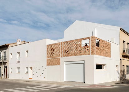 Los espacios exteriores son el gran tesoro oculto de esta casa, que cuenta con una terraza tras la celosía de ladrillo más dos patios interiores.