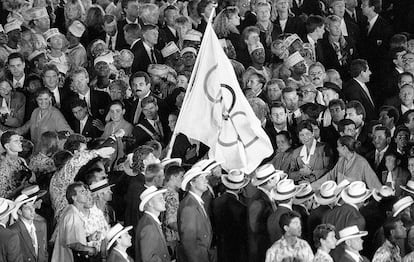 Una bandera olímpica en la ceremonia de inauguración de los Juegos Olímpicos de Barcelona 1992.