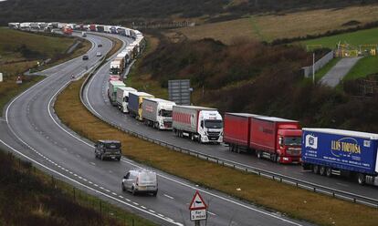 Los camiones hacen cola en Dover (Inglaterra). El Reino Unido y la Unión Europea reconocieron este viernes como 'probable' que no alcancen un acuerdo de libre comercio que rija sus relaciones pos-Brexit tras el término del periodo de transición, dentro de tres semanas, abriendo la vía para una ruptura brutal.