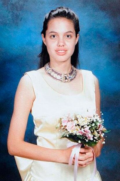 Vestido amarillo pastel y pelo semirrecogido, así acudía una Angelina Jolie adolescente a su baile de graduación (ni rastro de maxivestidos con aperturas en la pierna).