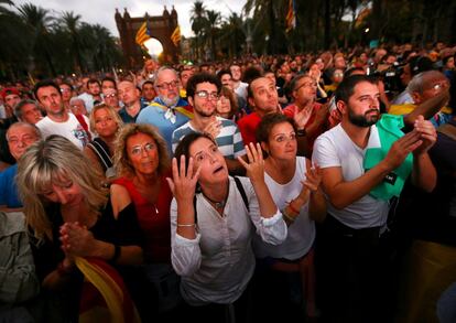 Reacciones del público que seguía en una pantalla gigante el discurso de Carles Puigdemont durante el pleno en el que se declaró la independencia en Barcelona, el 10 de octubre de 2017.