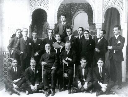 José Oriol Catena (sentado el segundo por la izquierda) y García Lorca (sentado el segundo por la derecha), durante una visita a la Alhambra en una imagen entre 1915 y 1918.