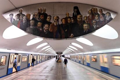 Una mujer protegida con mascarilla camina por un andén de la estación de metro Otradnoye, en Moscú (Rusia). 